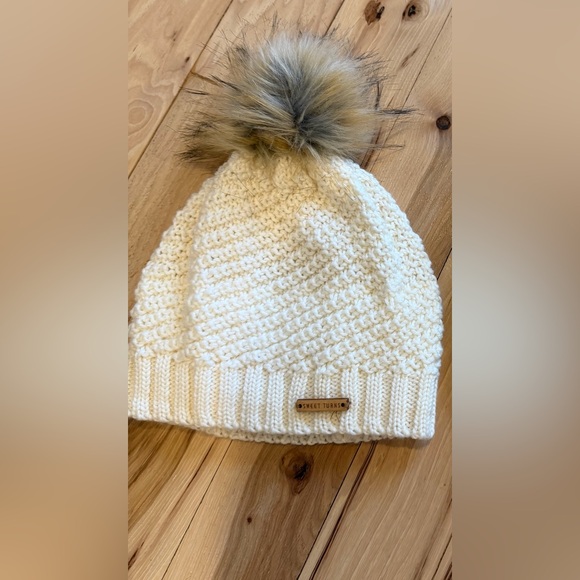 sweet turns Accessories - Sweet Turns Emerson Beanie! oatmeal color! NWOT!
